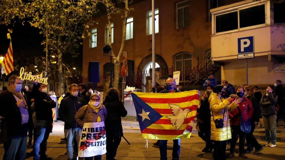 Varios independentistas se concentran ante la cárcel barcelonesa de Wad Ras.