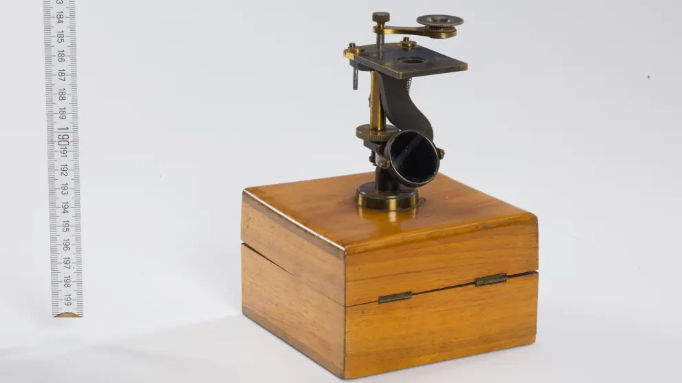 Microscopio óptico simple (1847).
