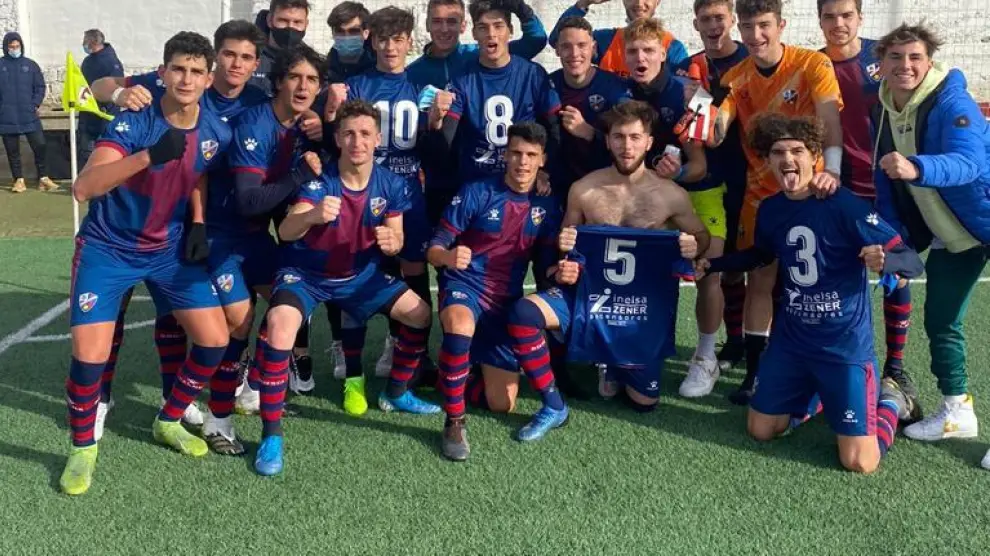 Los jugadores de la SD Huesca celebran su victoria ante El Olivar.