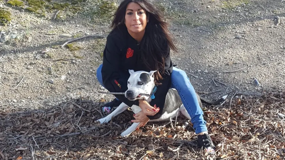 Sheila Herrero y la perra que tiene en adopción, Sacha.