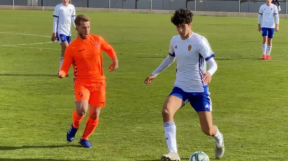 Un jugador del Ebro presiona a un jugador del Real Zaragoza.