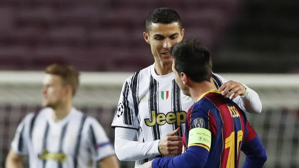 Soccer Football - Champions League - Group G - FC Barcelona v Juventus - Camp Nou, Barcelona, Spain - December 8, 2020 Juventus' Cristiano Ronaldo with FC Barcelona's Lionel Messi before the match REUTERS/Albert Gea[[[REUTERS VOCENTO]]] SOCCER-CHAMPIONS-FCB-JUV/REPORT