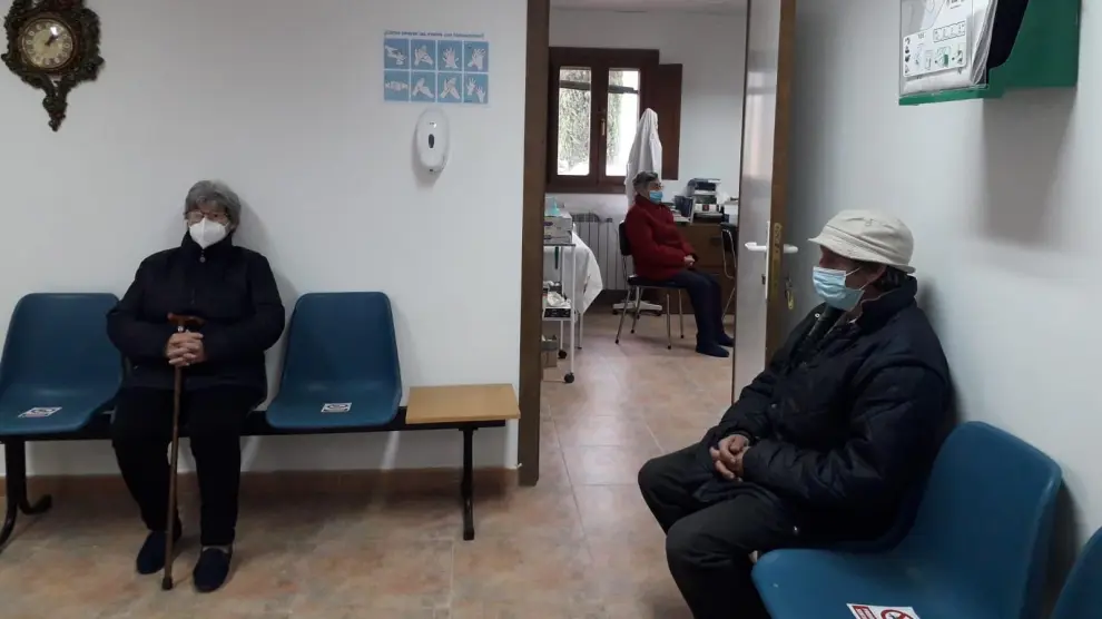 Tres personas esperan en el consultorio de Lobera de Onsella