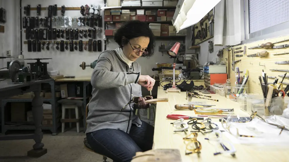 Isabel Grao en el taller de gafas artesanales de su padre, en Zaragoza.