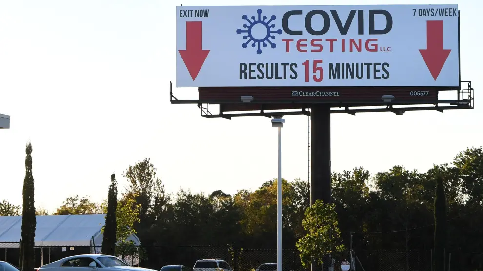 Un anuncio de pruebas para detectar el coronavirus en Estados Unidos.