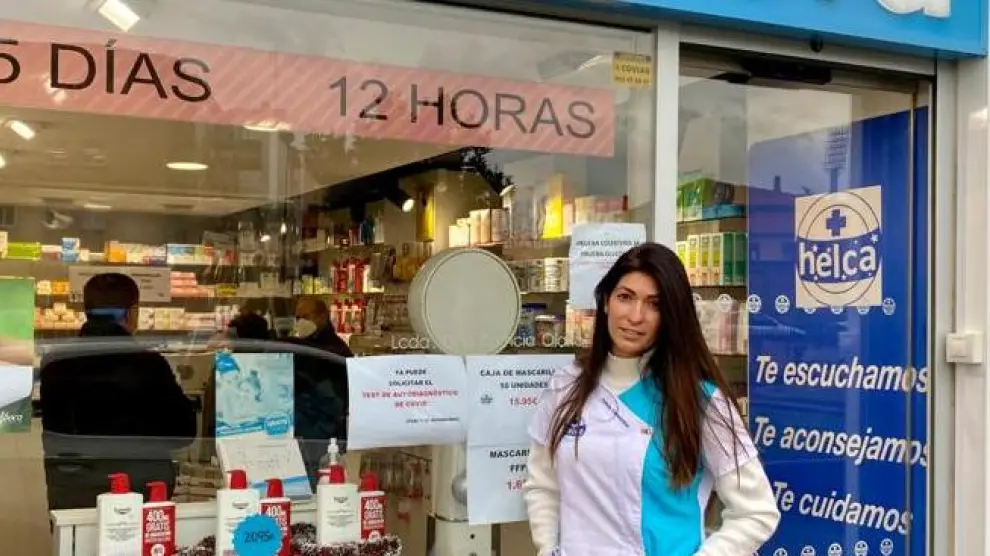 Patricia Olaria, en la farmacia Helca en Zaragoza, de la que es titular.
