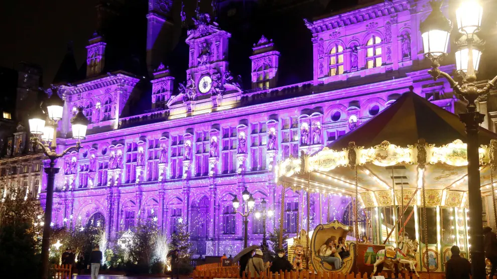 El Ayuntamiento de París, iluminado por Navidad.