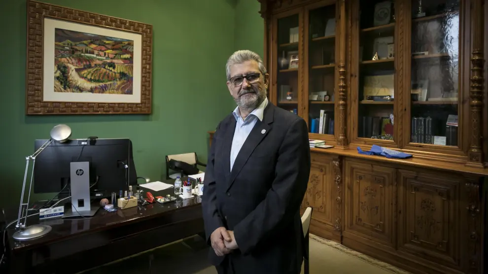 José Antonio Mayoral, reelegido rector de la Universidad de Zaragoza, el pasado 11 de diciembre en su despacho.
