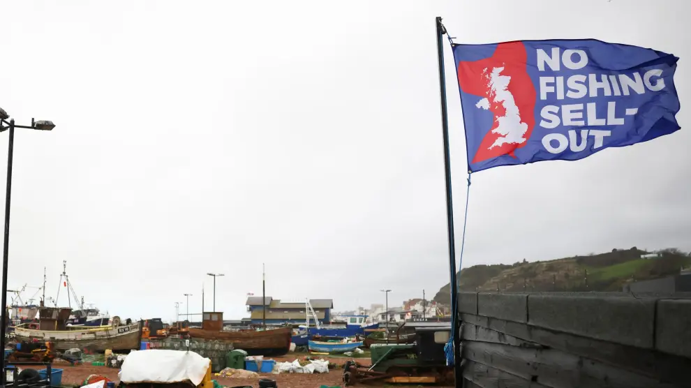 Una bandera sobre las negociaciones en el pueblo pesquero británico de Hastings.