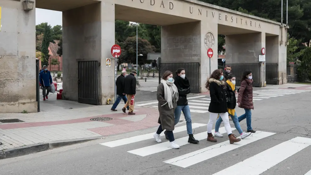 Un grupo de jóvenes en el campus de la Universidad de Zaragoza.
