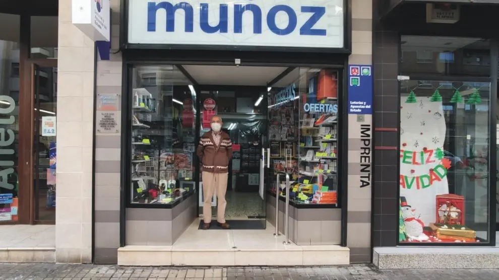 Rafael Muñoz, dueño de la papelería Muñoz, en la avenida de Goya en Zaragoza.