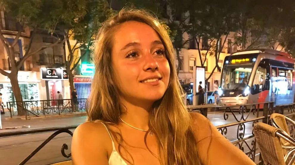 La joven de 18 años, Pilar Díaz-Calderon, en la capital aragonesa.