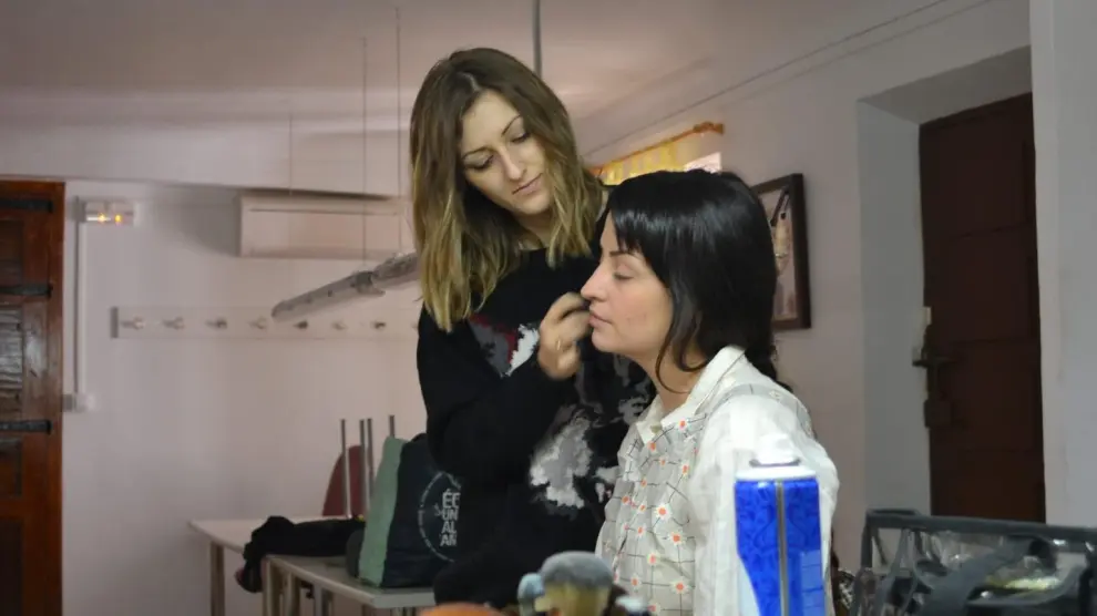 Laura Liñán maquillando a la actriz Clara Camín, para el cortometraje 'Mermelada de Moras'.