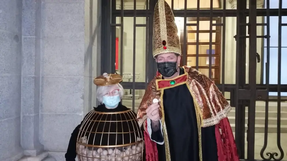 Manoli Sevilla, junto con el 'Obispo de la Lotería', a las puertas del sorteo.
