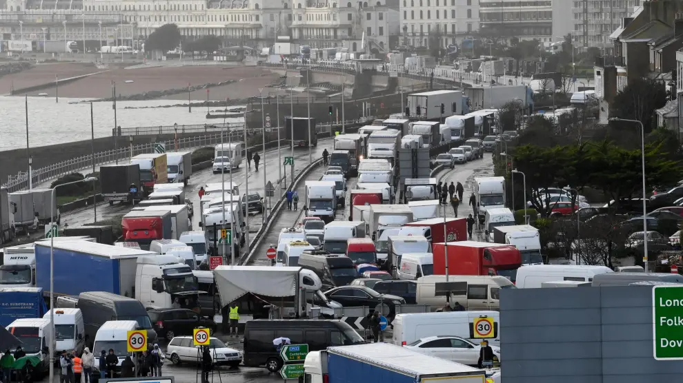 Decenas de camiones se agolpan a la entrada del puerto de Dover tras la reapertura de la frontera.