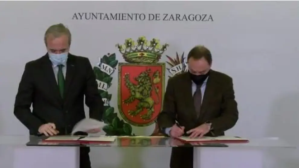 El alcalde, Jorge Azcón, y el decano del Colegio de Abogados, Antonio Morán, durante la firma del convenio