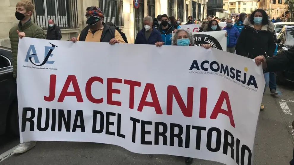 Mertxe Aldanondo, propietaria del Hotel Conde Aznar de Jaca, llevando la pancarta de los empresarios de la Jacetania.