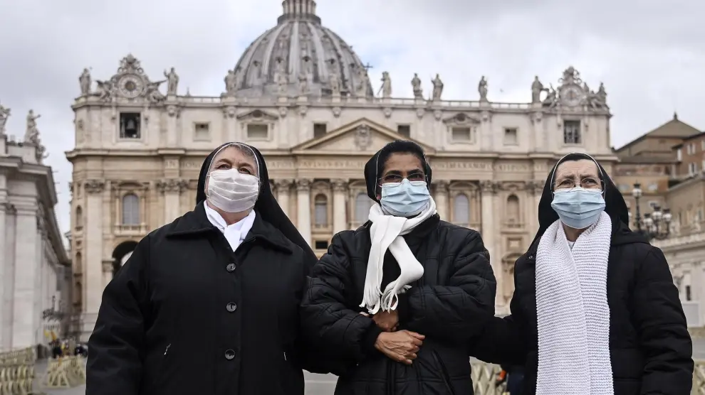 Tres monjas, esta mañana, en una plaza de San Pedro este año vacía a causa de la pandemia.