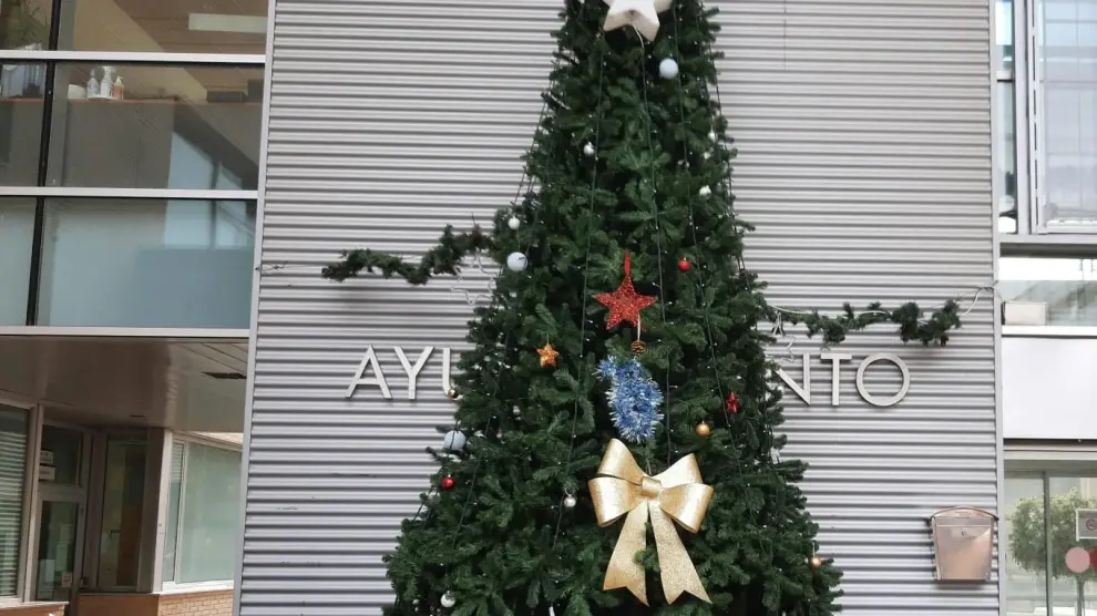 Árbol de Navidad en la puerta del Ayuntamiento de Cuarte