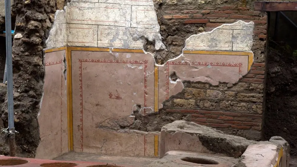 Descubren en Pompeya un termopolio, un restaurante aún con restos de comida