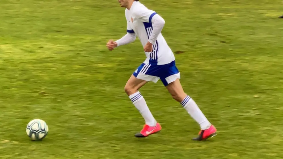 Un jugador del Real Zaragoza controla el balón.