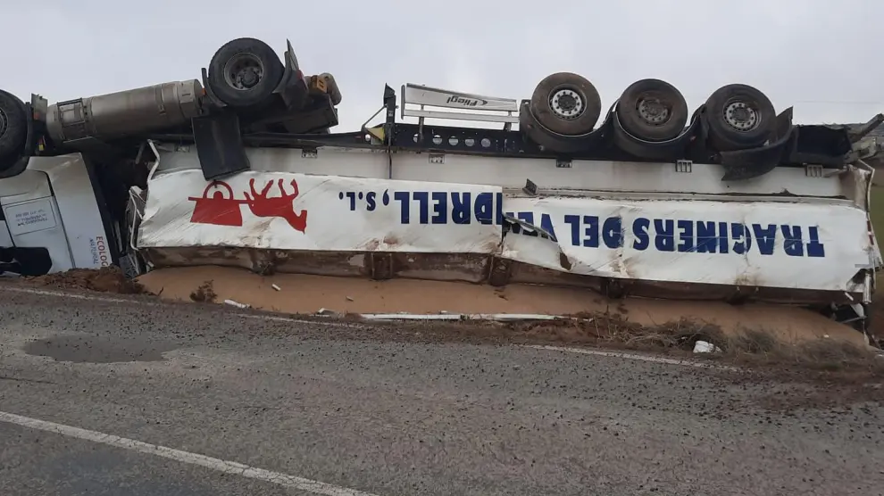 El vuelco de un camión entre Peralta y Berbegal, tercer accidente en la misma curva en tres meses