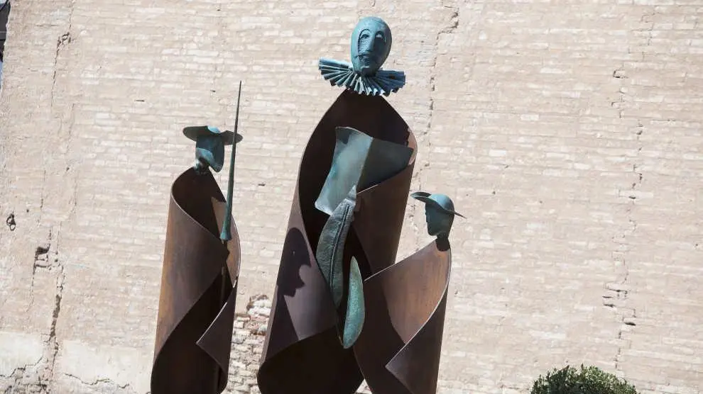 Escultura homenaje al Quijote en la plaza de España de Pedrola.