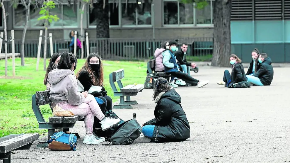 Alumnos en el campus San Francisco de la Universidad de Zaragoza.