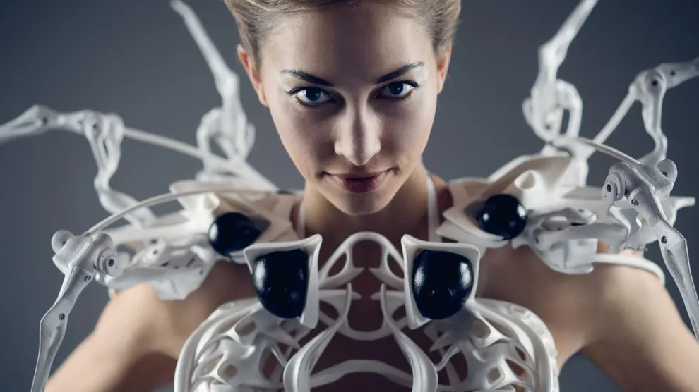 Uno de los modelos robóticos de la científica y diseñadora de moda Anouk Wipprecht