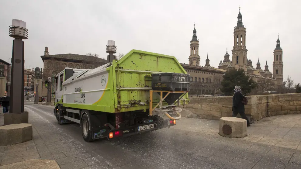 Un camión echa sal en el puente de Piedra de Zaragoza