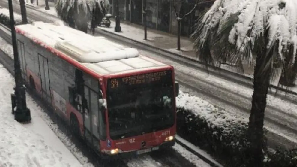 Autobús en la nieve en Zaragoza