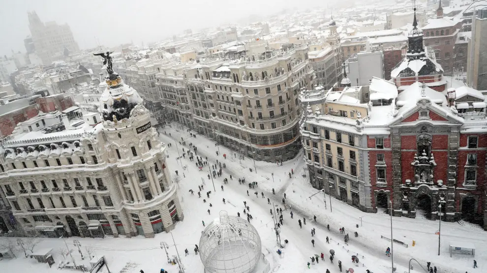 El centro de Madrid cubierto de nieve, este sábado.
