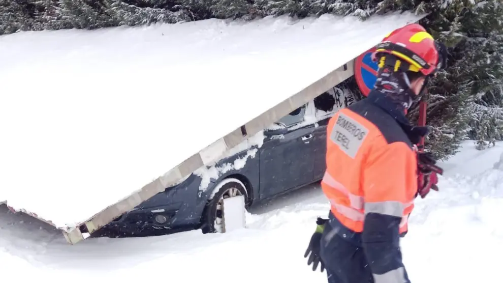 El peso de la nieve ha hundido el tejado del aparcamiento de coches del hospital San José de Teruel.