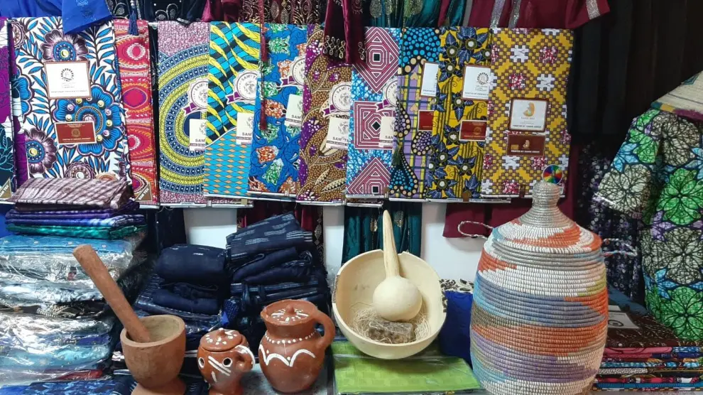 Telas, cestas y cerámica que se puede encontrar en Las Cosicas de Mariama.