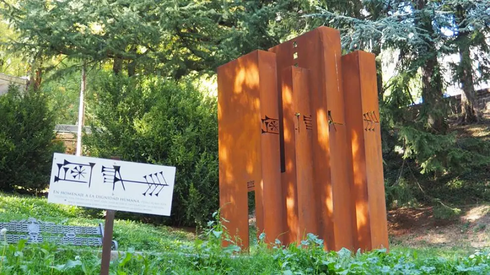 El monumento Ama Gi, un homenaje a la dignidad humana.
