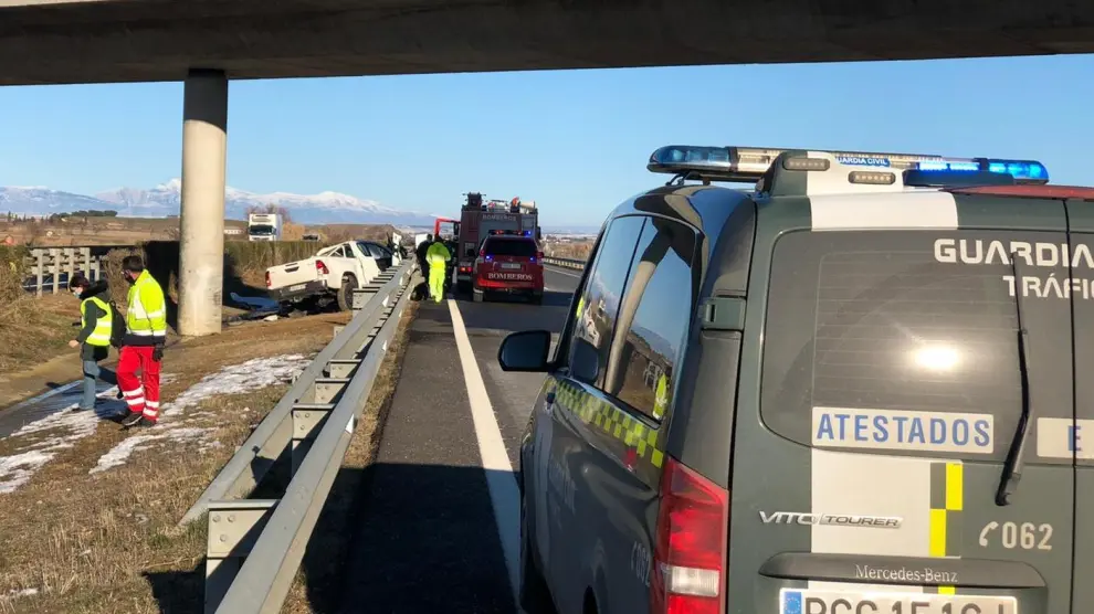 El vehículo se ha salido de la vía y ha chocado contra el pilar de un puente en la autovía A-23, cerca de Almudévar.