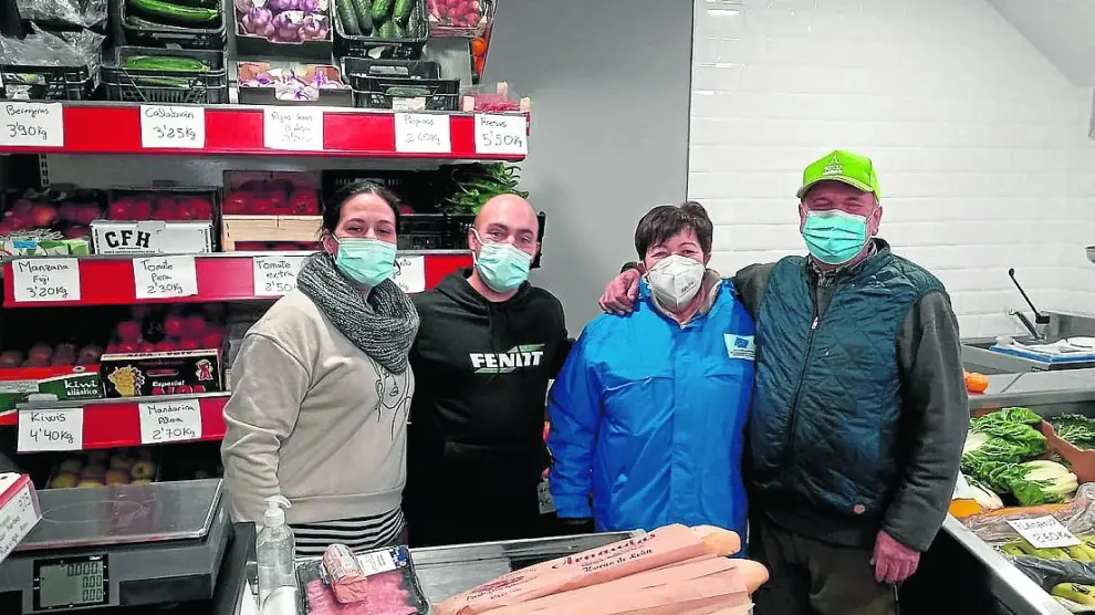 Iratxe Lahuerta, Víctor Chueca, Concha Román y Ángel Luis Lasheras, en la tienda que abrió el sábado.