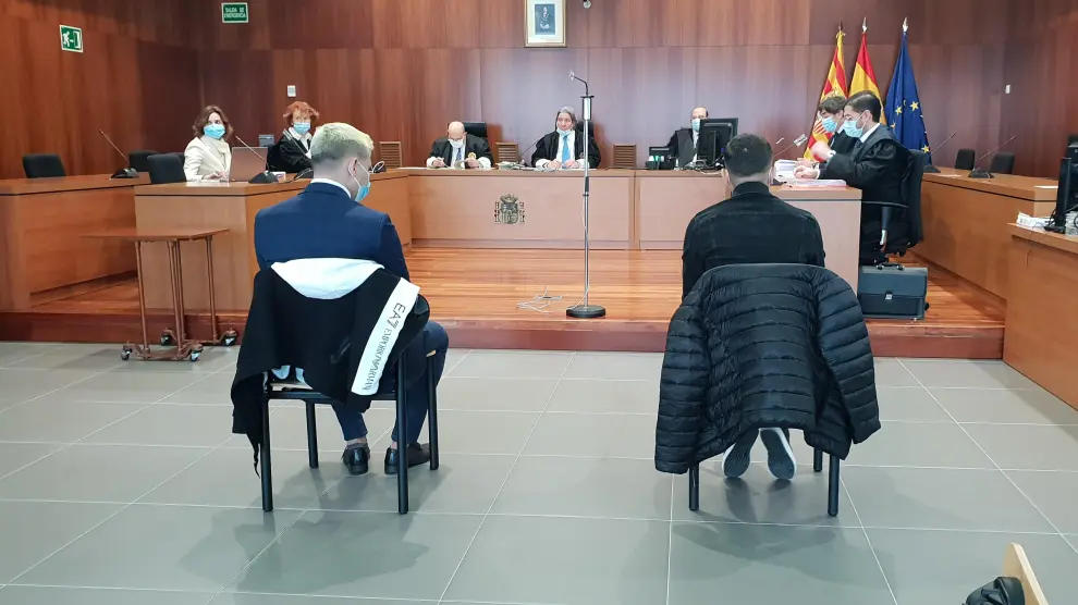 Los acusados Darius P. (izquierda) y Vasile B. (derecha) declararon ayer en la Audiencia Provincial.