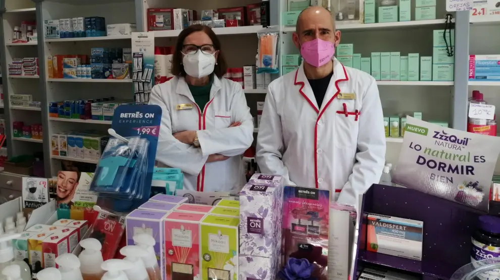 Manuela Liarte y Sergio Arraz, en la farmacia de la calle de Asalto de Zaragoza.