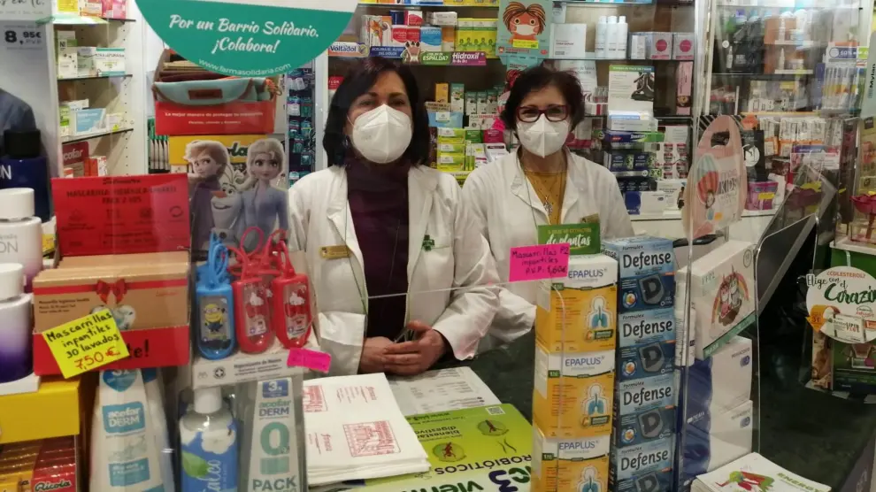 María Teresa Labiano y Pili Turrubia, en la farmacia del Coso Bajo de Zaragoza.