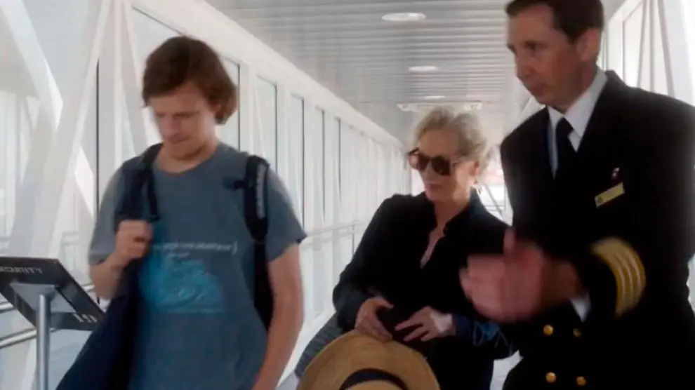 Meryl Streep, en la película 'Déjales hablar', subiendo a un crucero en Nueva York.
