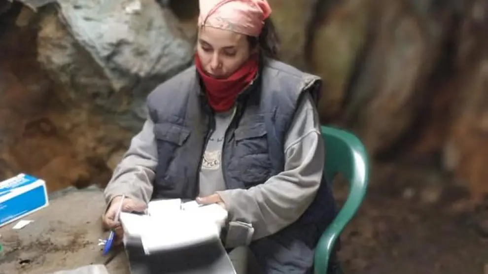La investigadora Cristina Tejedor, trabajando sobre el terreno en el yacimiento.