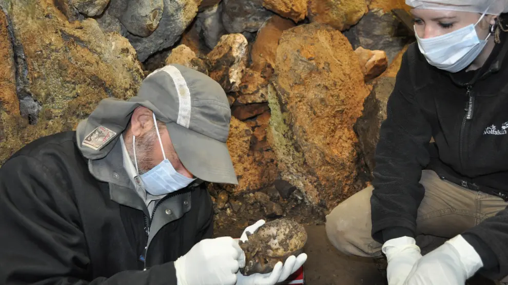Uno de los hallazgos más sorprendentes en la cueva de Els Trocs es la parte anterior del cráneo de un niño, de unos 6 años, que los arqueólogos llaman, familiarmente, la ‘máscara’