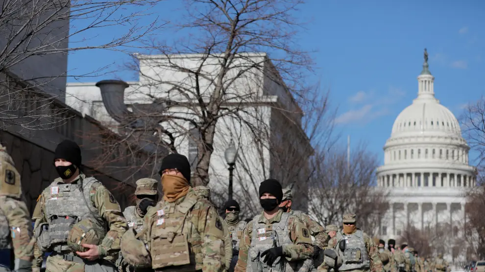 Miembros de la Guardia Nacional patrullan por los alrededores del Capitolio, en Washington.
