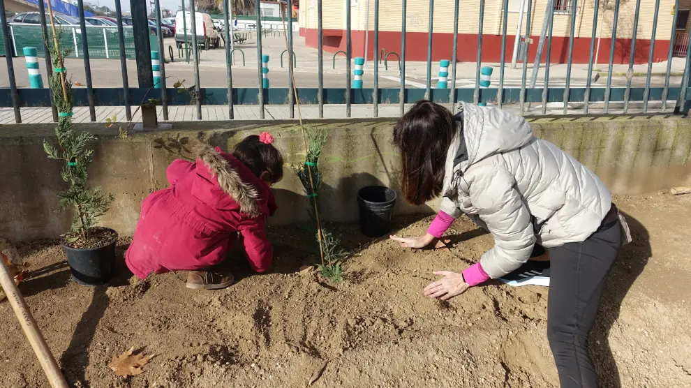 Padres y alumnos participaron en preparar la tierra para acoger el nuevo proyecto de patio del colegio.