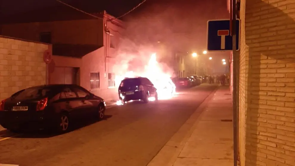 Imagen de uno de los coches ardiendo este miércoles en Monzalbarba.