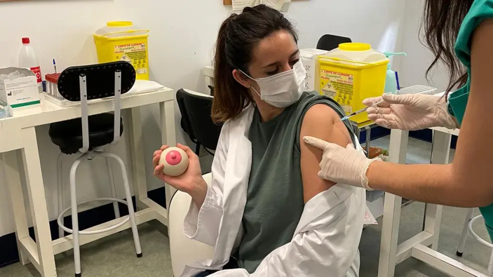 Otra enfermera del Centro de Salud del Arrabal recibe una dosis sobrante de la vacuna del coronavirus este miércoles.