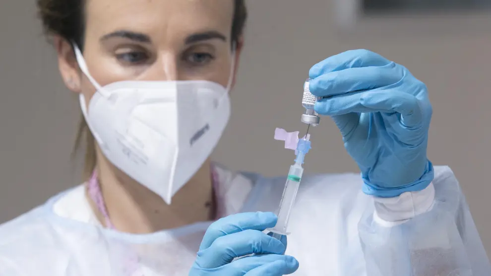 Una enfermera prepara la administración de una dosis de la vacuna.