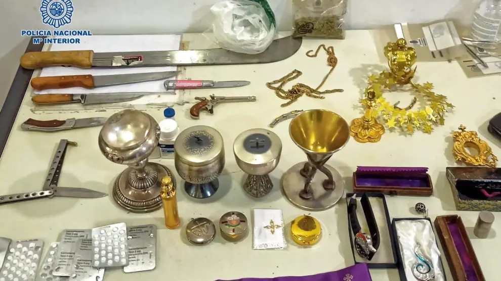 Entre los objetos incautados había utensilios de liturgia, marihuana, pastillas, machetes y una navaja de tipo mariposa.