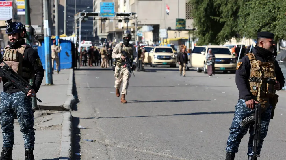 Miembros de las fuerzas de seguridad tras el atentado suicida del jueves en el centro de Bagdad.